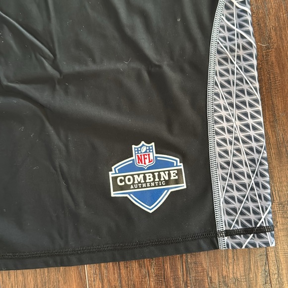 ☘️4 Compression/Fitted Workout Tops - Picture 3 of 10